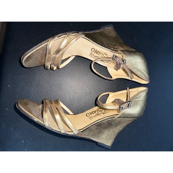 VINTAGE FERRAGAMO GOLD METALLIC LEATHER WEDGE HEELS RHINESTONE BUCKLE 7.5N - Picture 10 of 14